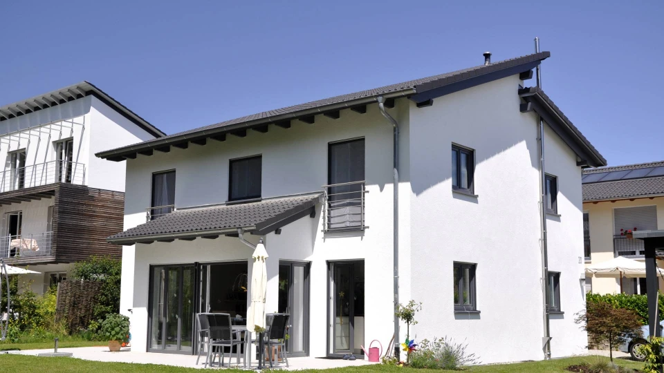 Main gauche tenant un échantillon de matériau composite blanc à structure alvéolaire, présenté sur fond neutre