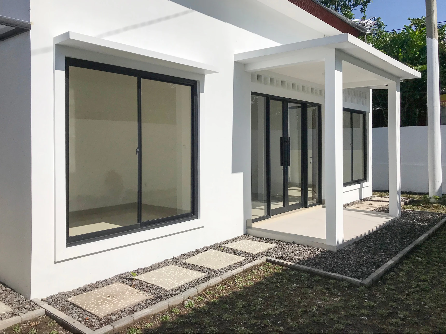 Salon professionnel avec stands d'exposition dans un hall industriel