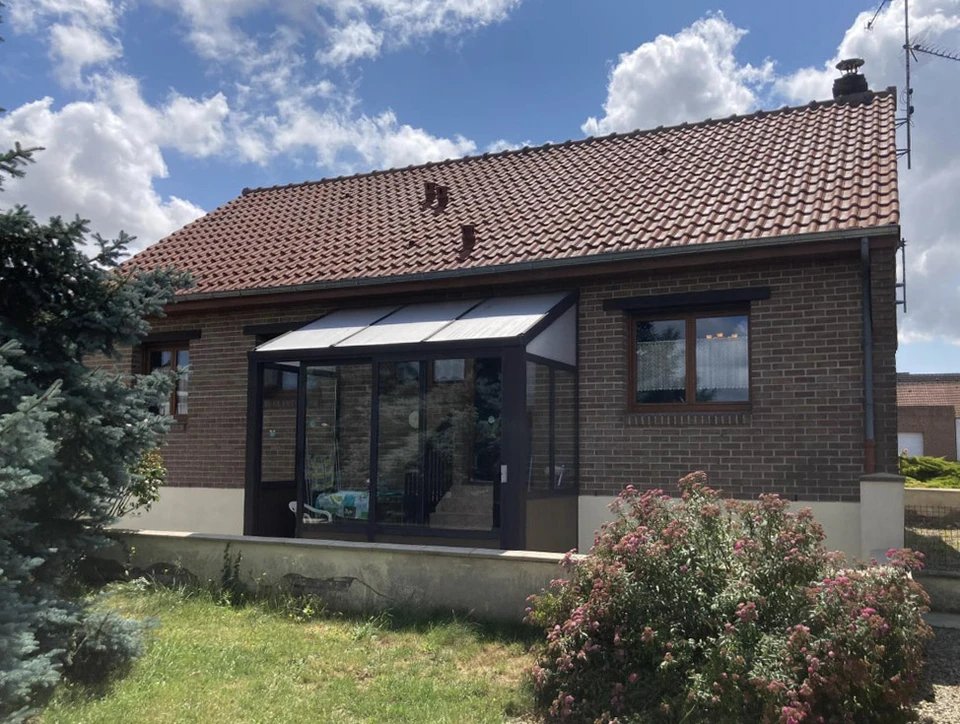 Façade moderne d'habitation avec extension contemporaine à toiture plate