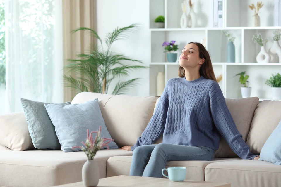 Rénovation intérieure d'un salon en cours avec mur endommagé par l'humidité