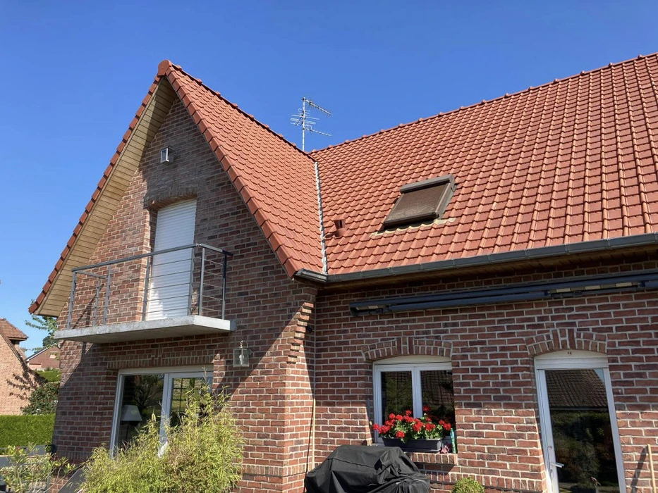 Façade moderne d'habitation avec extension contemporaine à toiture plate