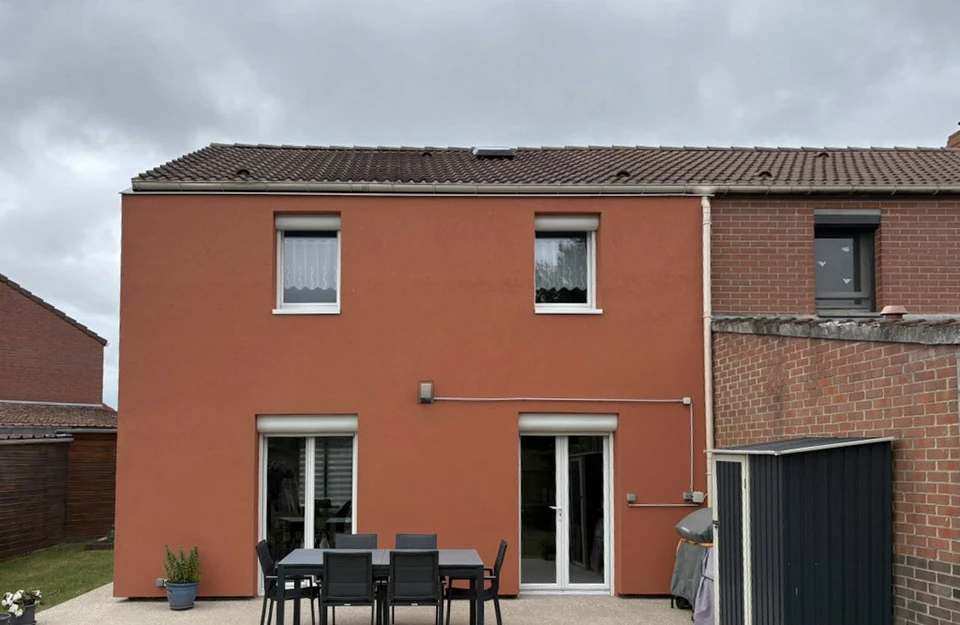 beau jeune homme installant une baie vitrée sur un chantier de construction d'une nouvelle maison
