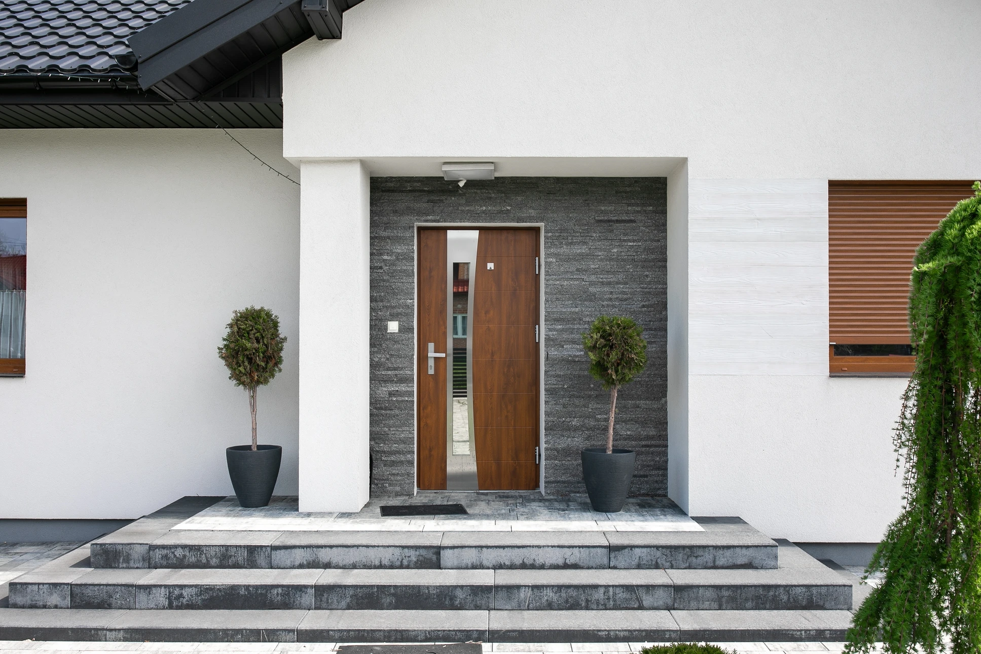 Façade de maison contemporaine à deux étages avec garage double