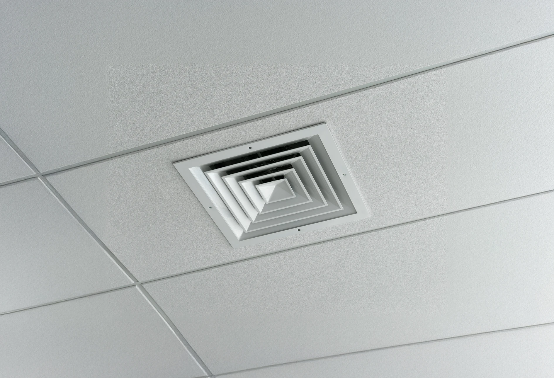 Intérieur résidentiel moderne avec mur beige clair